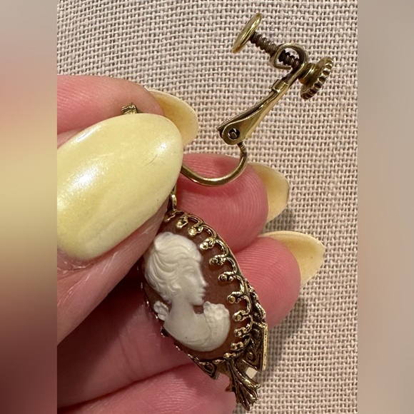Vintage Cameo adjustable screw spring back earrings Gorgeous - Picture 7 of 8